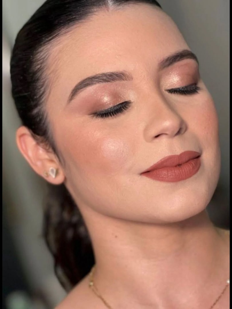 Mulher com maquiagem luxuosa